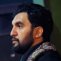 با اشک‌های کوثرِ خود روضه می‌خوانْد