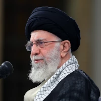 تصویر شهید امام سید علی خامنه‌ای - حفظ و تلاوت قرآن وسیله‌ی نزدیک شدن به قرآن است