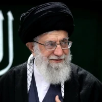 تصویر شهید امام سید علی خامنهای - گرفتاریهای ما ناشی از عمل نکردن به قرآن