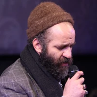 به درباری که جبرائیل اندازد کلاه آن‌جا