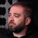 سنگ‌ها صورت او را عوضم بوسیدند