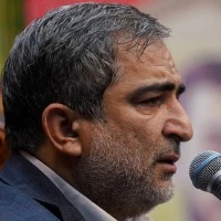 بر فاطمه و احمد و حیدر صلوات
