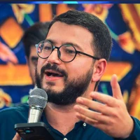 آب در کوزه و ما تشنه لبان می‌گردیم