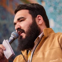 پیش خورشید وقمر سایه‌ی او سنگین است