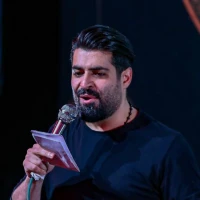تصویر مهدی رعنایی - با پرچم  سرخ و بوی تربت رنگ و بو گرفتم